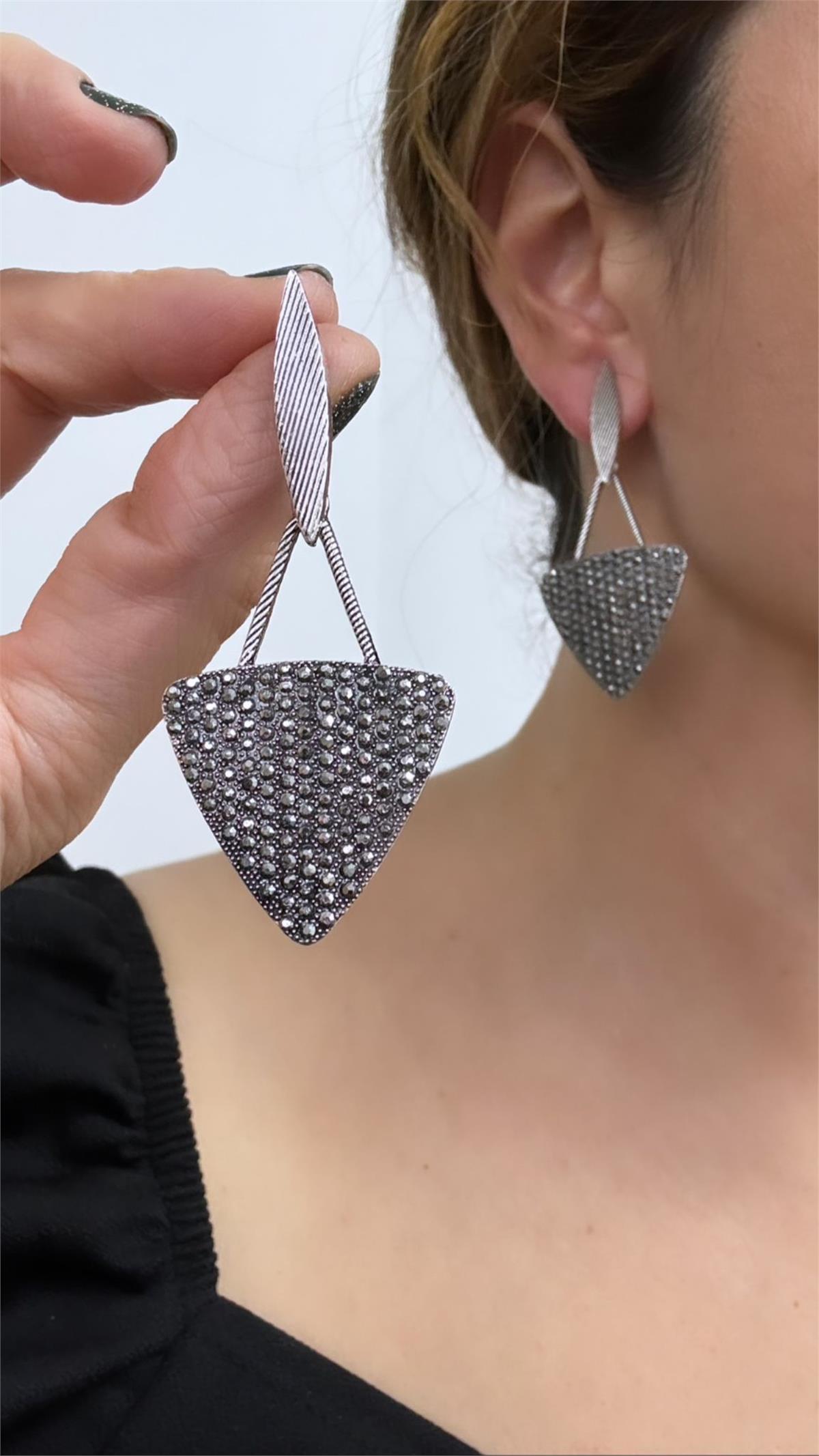 Silver Renk Üçgen Füme Kristalli Küpe