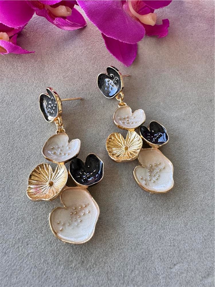 Siyah Beyaz Lotus Küpe
