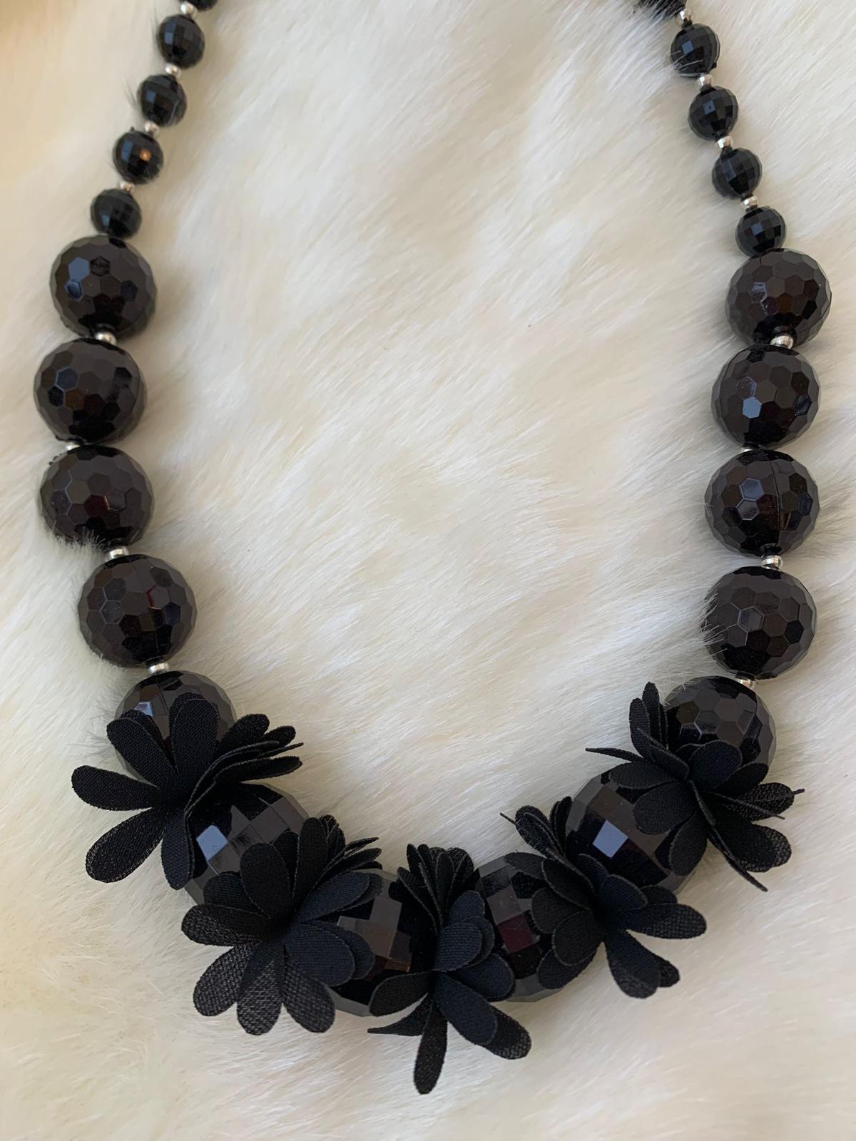 Siyah Boncuklu Çiçekli Tasarım Kolye