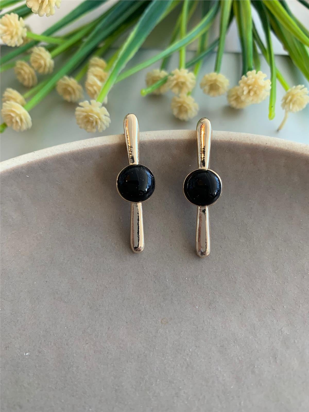 Siyah Daire ve Çubuk Küpe