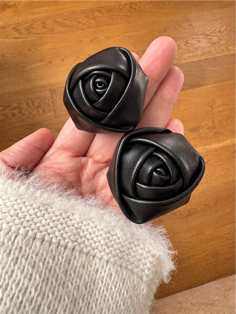 Siyah Gül Deri Küpe