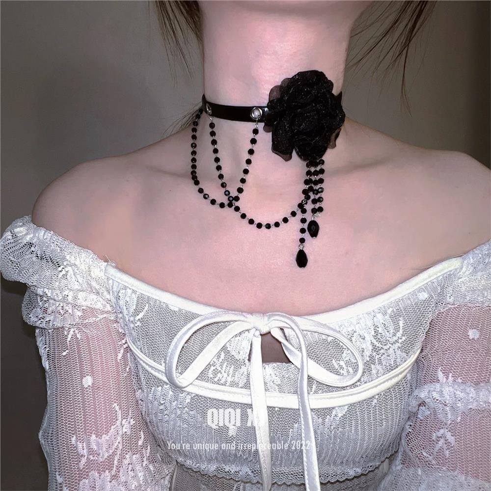 Siyah Gül Figürlü Sallantılı Tasma Choker Kolye
