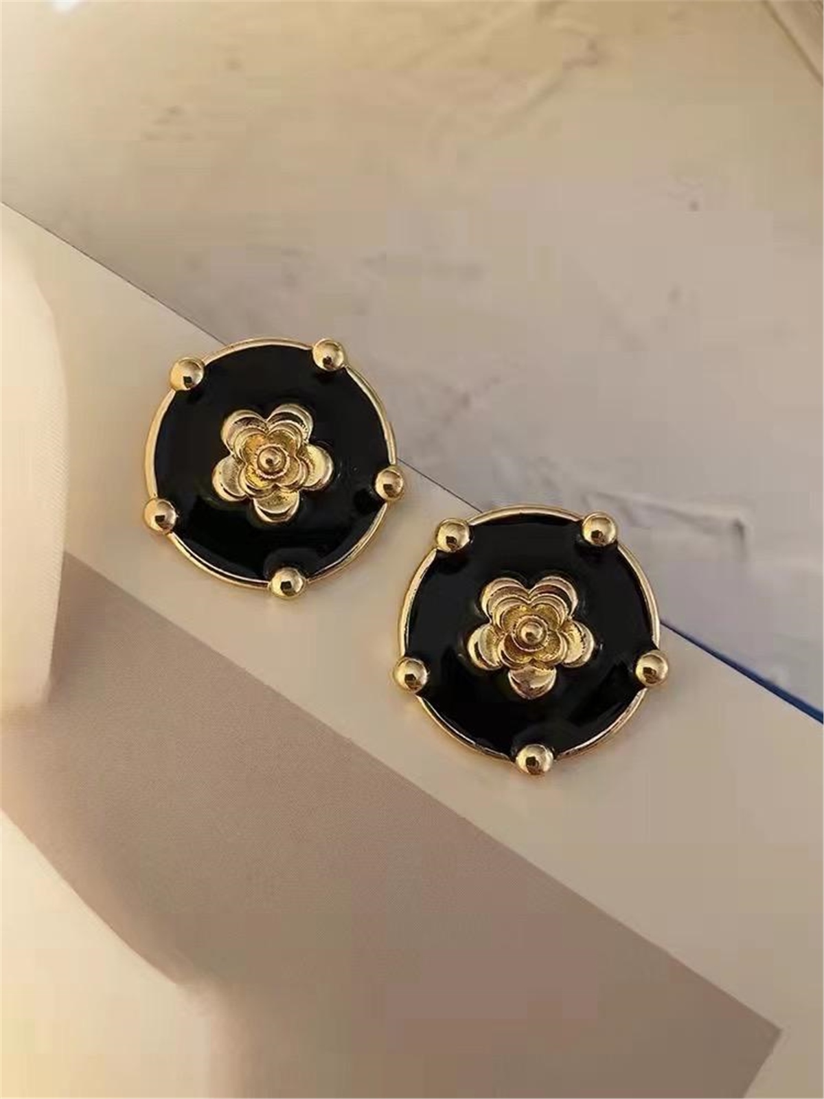 Siyah İçi Gold Çiçekli Vintage Küpe