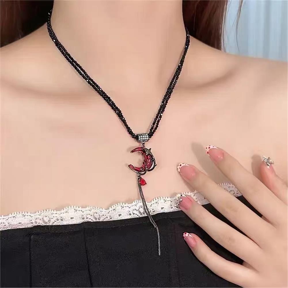 Siyah Kristal Boncuklu Kırmızı Taşlı Gothic Ay Yıldız Sallantılı Kolye