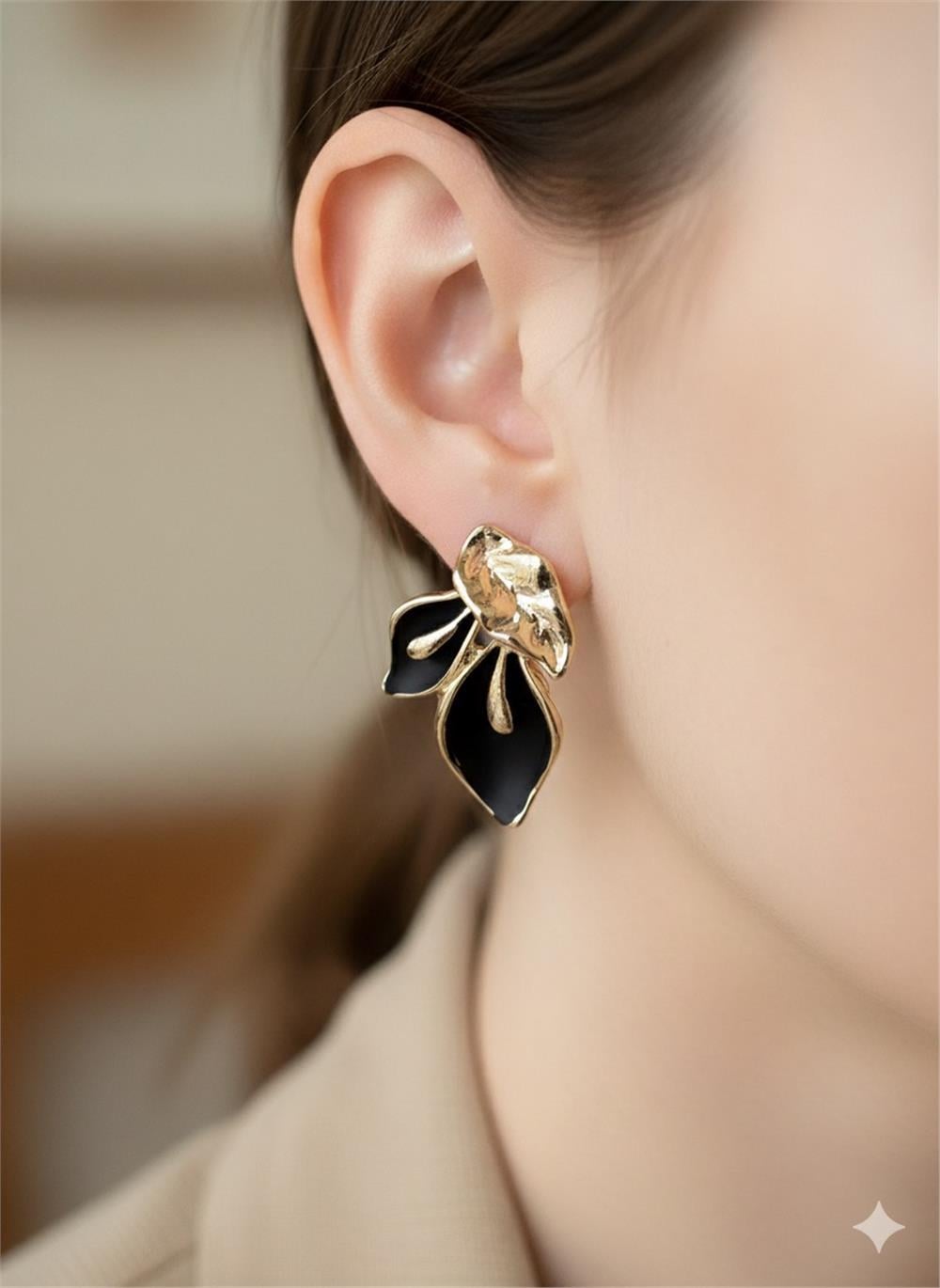 Siyah Mat Mineli Yaprak Küpe