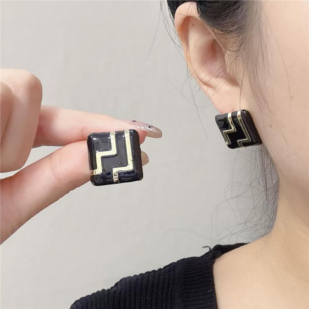 Siyah Mineli Gold Geometrik Çizgili Kare Küpe