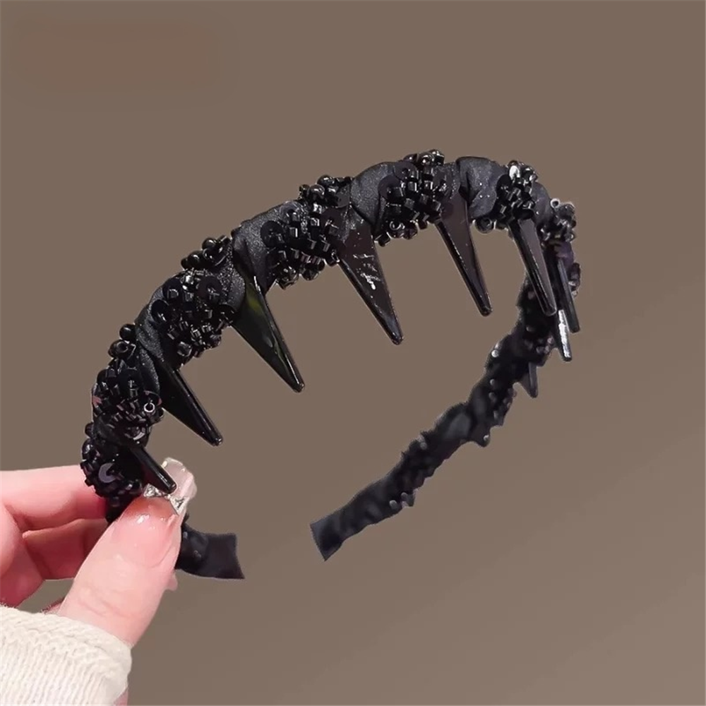 Siyah Pullu ve Boncuk İşlemeli Dişli Taç