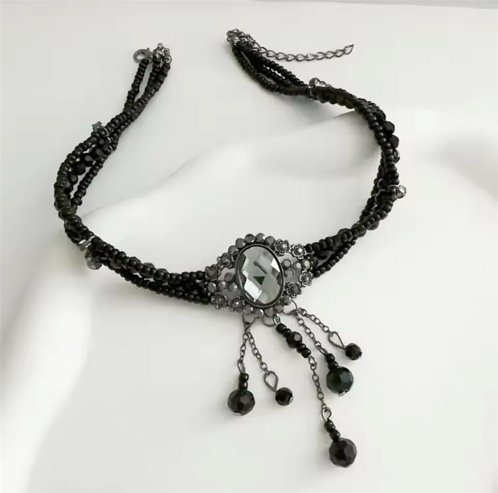 Siyah Taşlı Boncuklu Choker Kolye