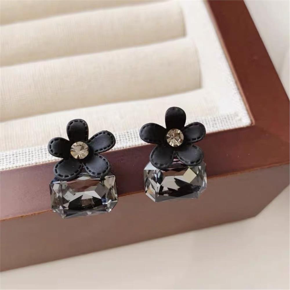 Siyah Taşlı Çiçek Küpe