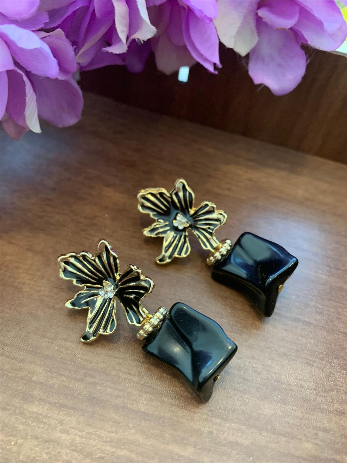 Siyah Taşlı Çiçekli Tasarım Küpe