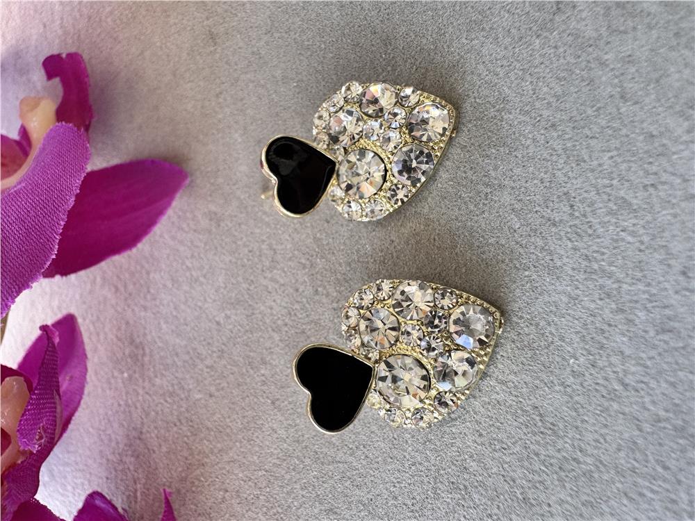 Siyah Taşlı Kalp Küpe