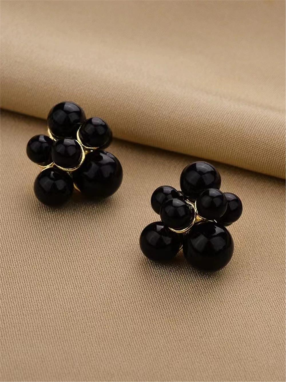 Siyah Topçuklar Küpe