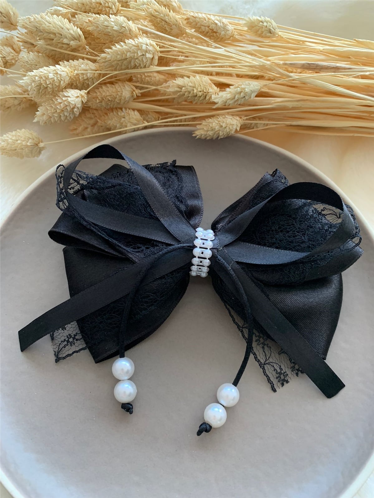 Siyah Vintage İncili ve Dantelli Fiyonk Toka