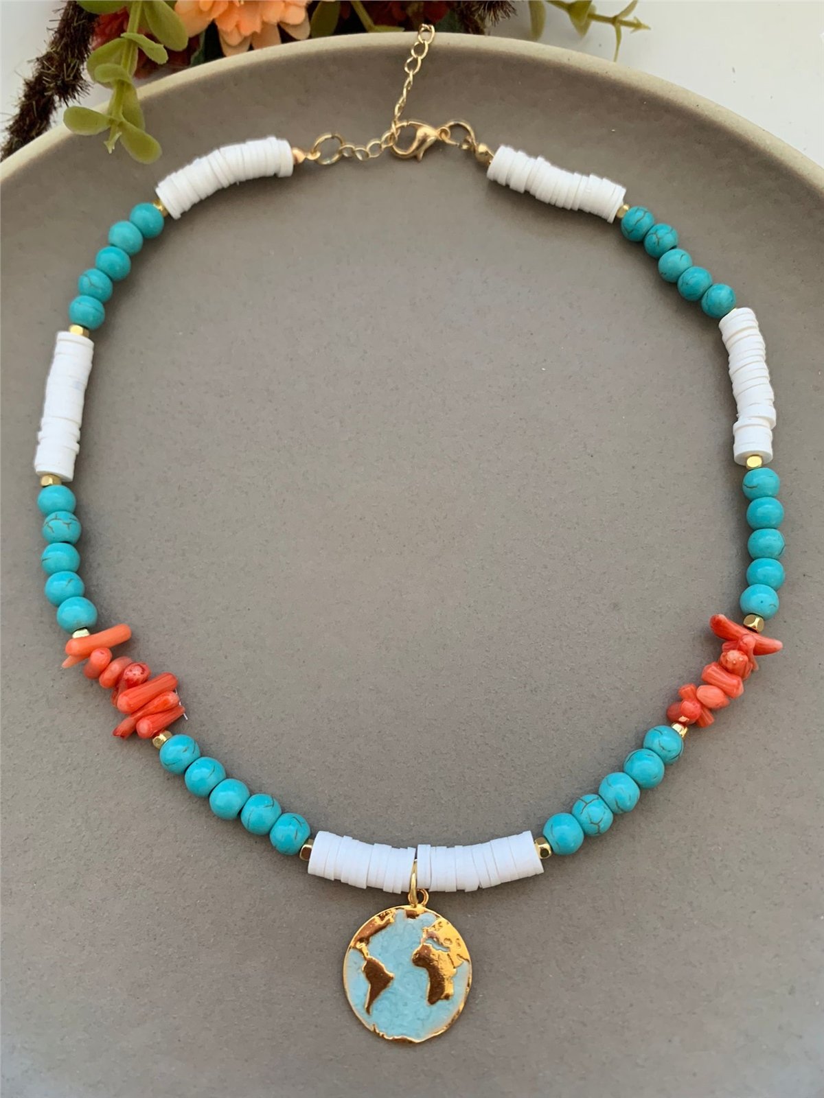 Turkuaz ve Mercan Doğaltaşlı Beyaz Fimo Boncuklu Dünya Kolye