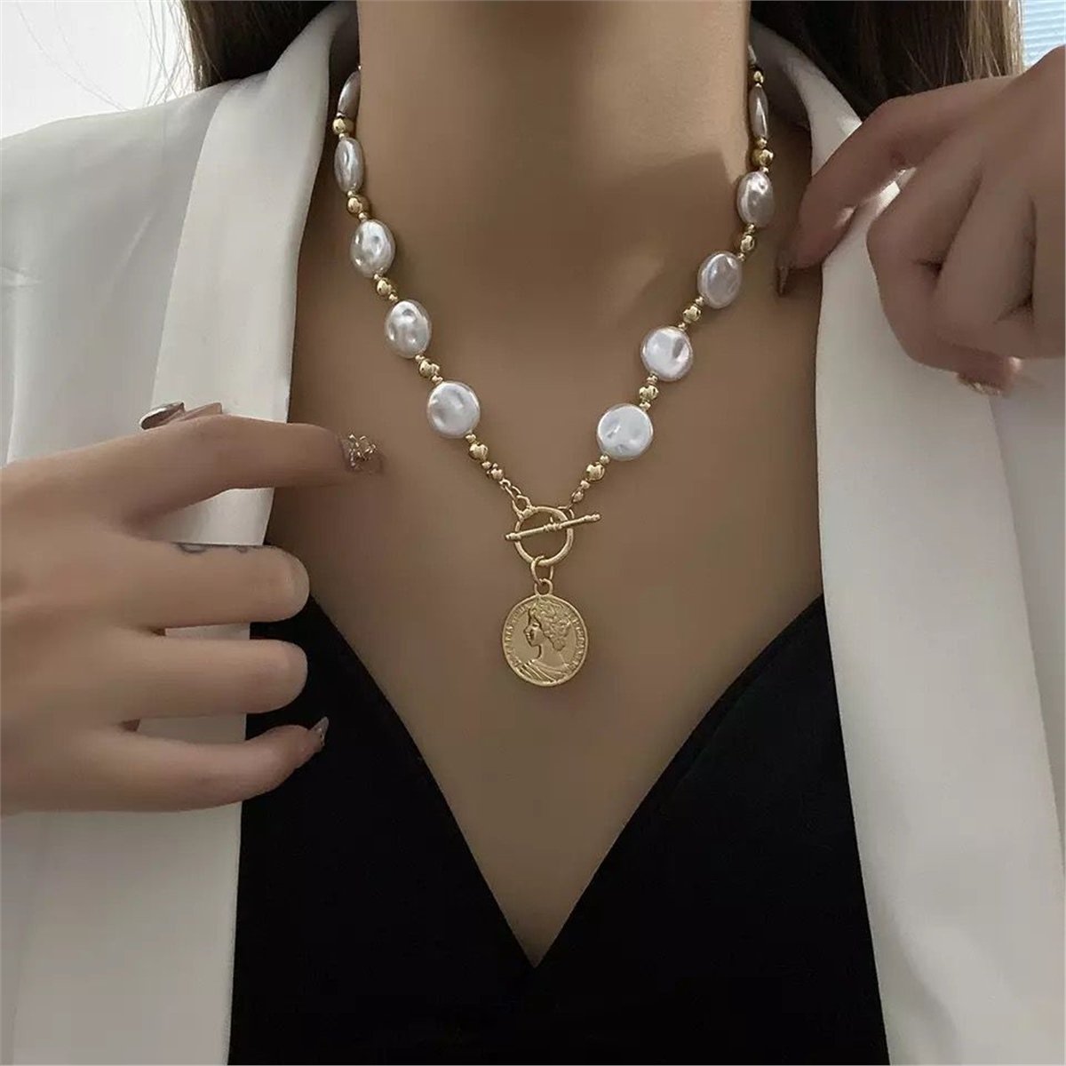 Yassı İncili Madalyon Kolye