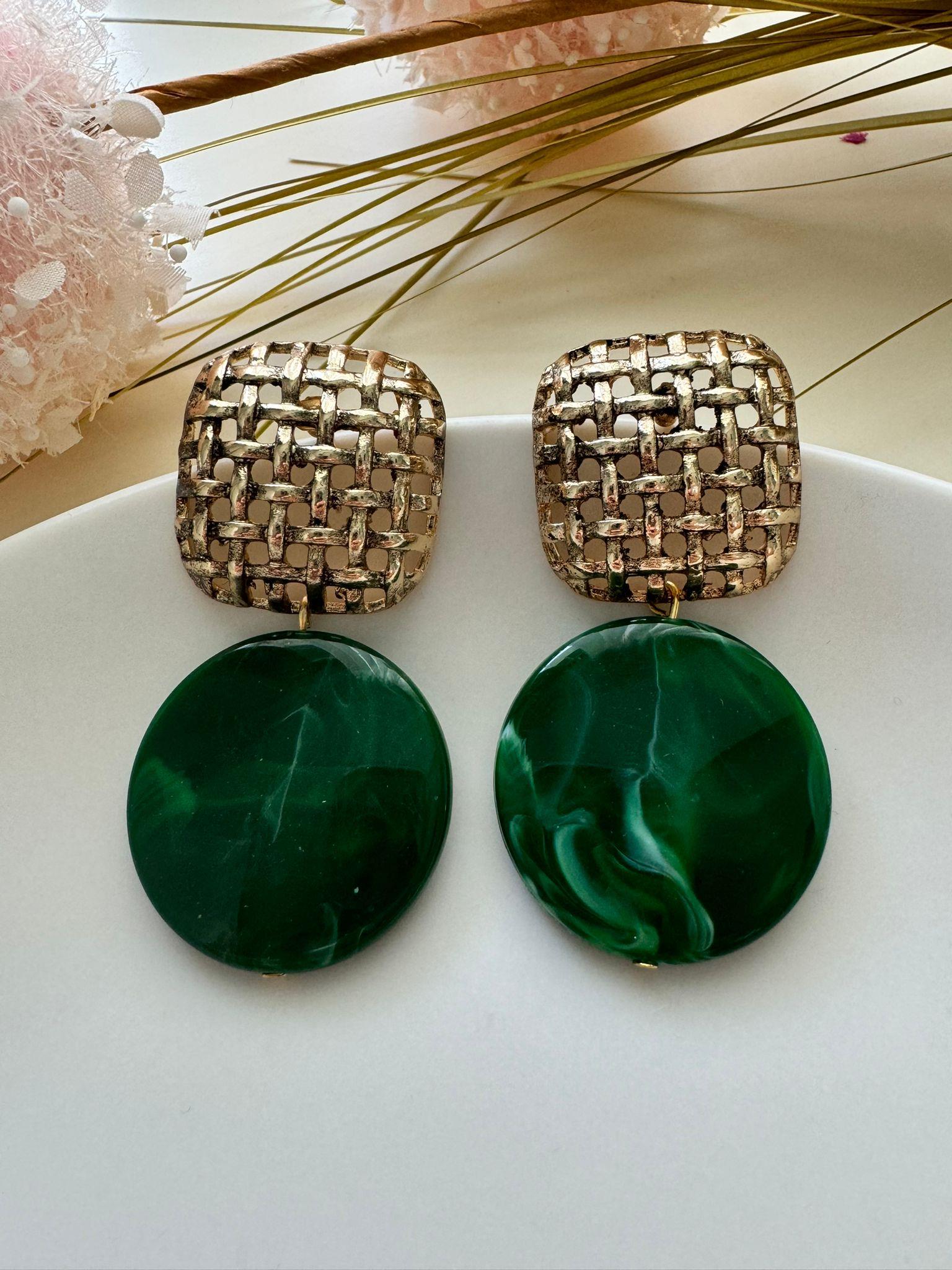 Yeşil Alacalı Daire Boncuklu Gold Tasarım Küpe