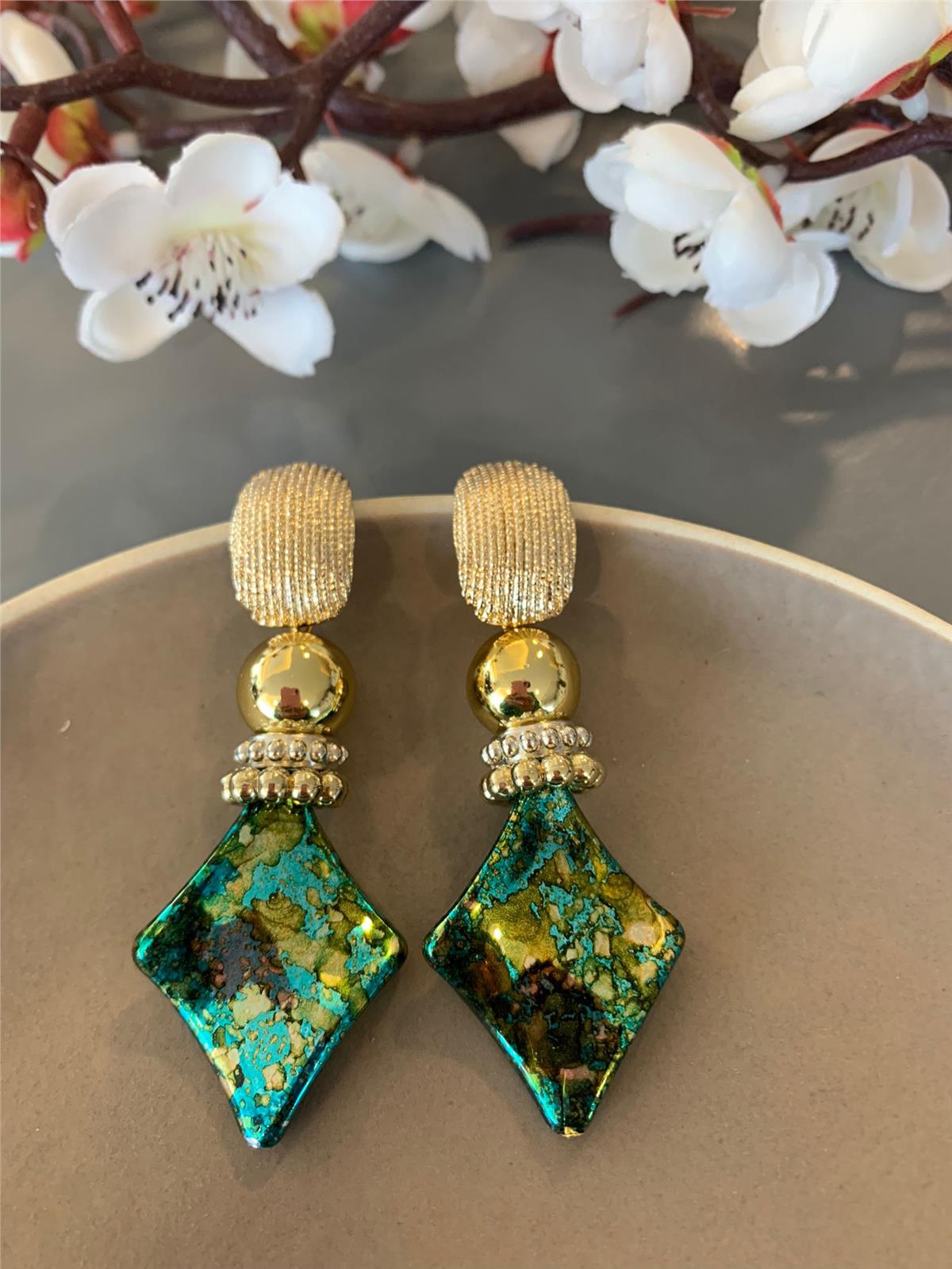 Yeşil Alacalı Dörtgen Boncuklu Tasarım Küpe