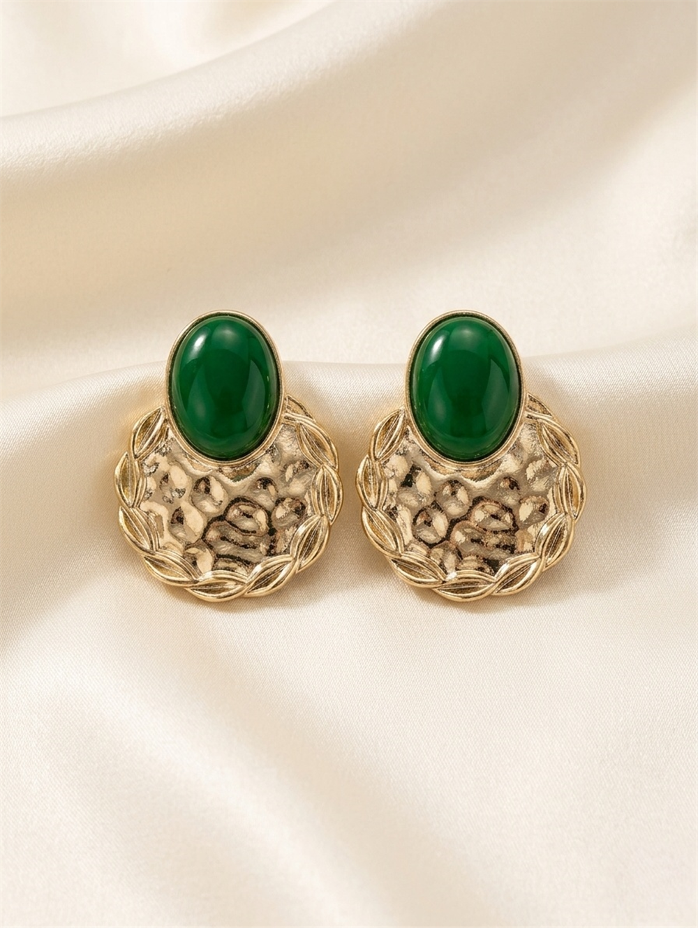Yeşil Oval Taşlı ve Gold Rengi Dövme Desenli Metal Küpe