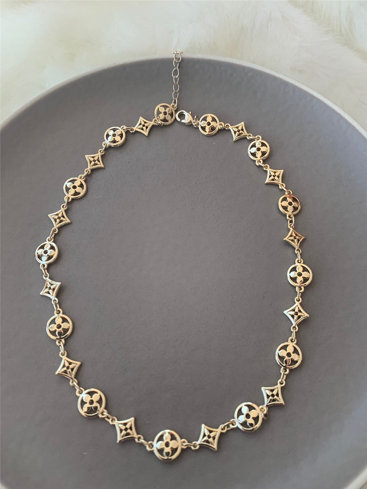 Yonca Figürlü Geometrik Kolye