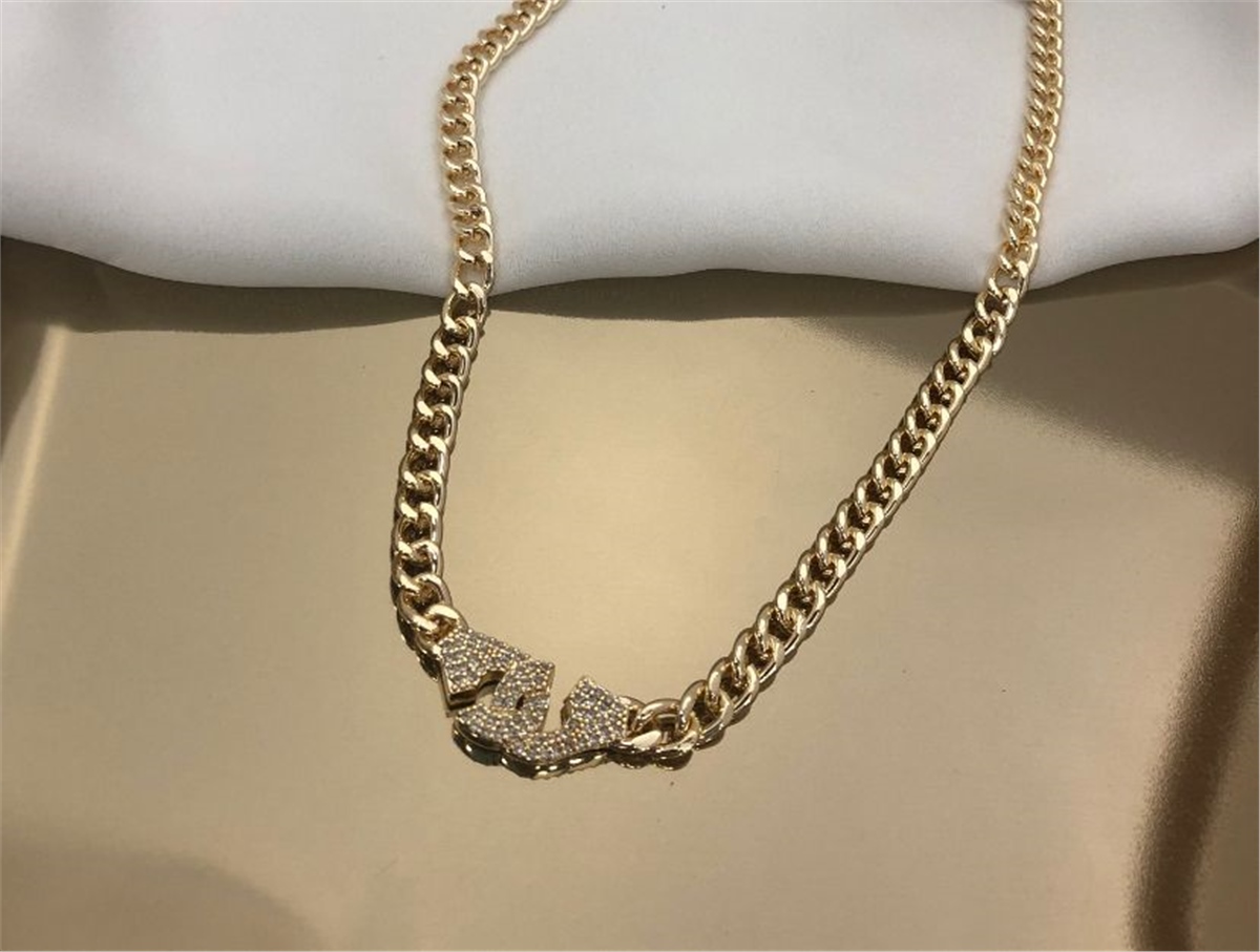 Zirkon Taşlı Kelepçe Figürlü Kalın Figürlü Kolye