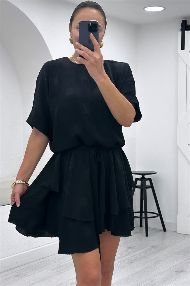 Siyah Eteği Katlı Kuşaklı Elbise 0059