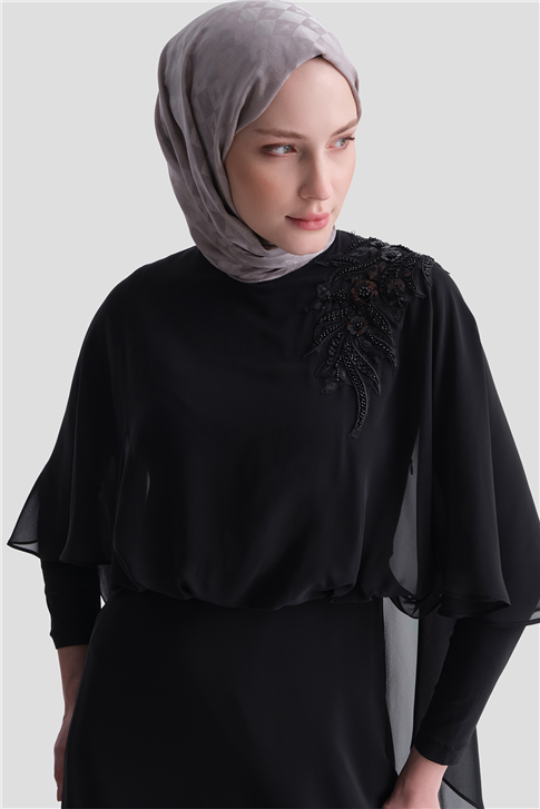 Kolye Detaylı Şık Elbise Siyah