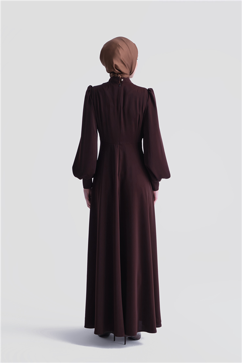 Aksesuar Detaylı Saten Elbise Kahverengi