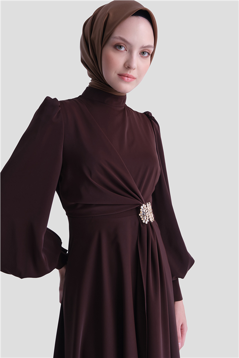 Aksesuar Detaylı Saten Elbise Kahverengi