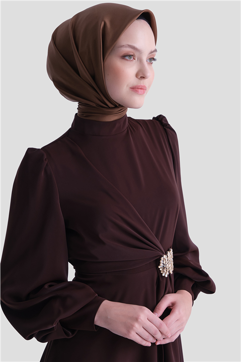 Aksesuar Detaylı Saten Elbise Kahverengi