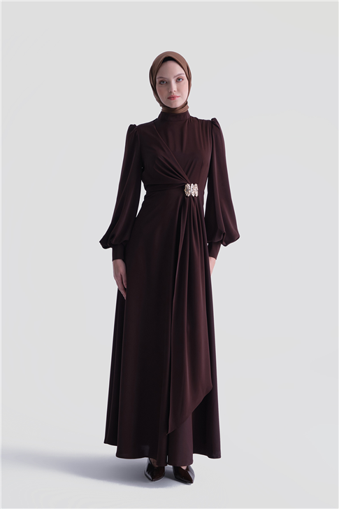 Aksesuar Detaylı Saten Elbise Kahverengi