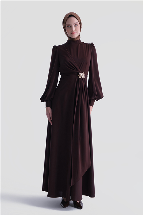 Aksesuar Detaylı Saten Elbise Kahverengi