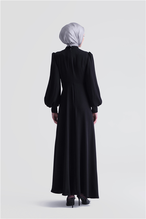 Aksesuar Detaylı Saten Elbise Siyah