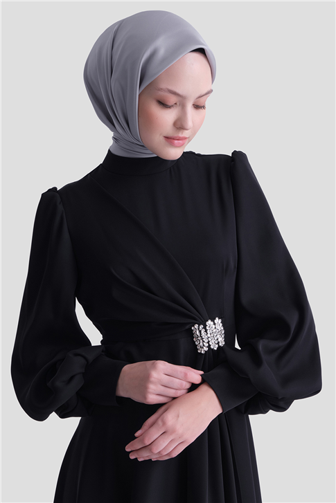 Aksesuar Detaylı Saten Elbise Siyah