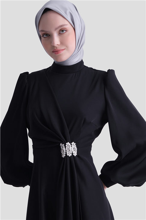 Aksesuar Detaylı Saten Elbise Siyah