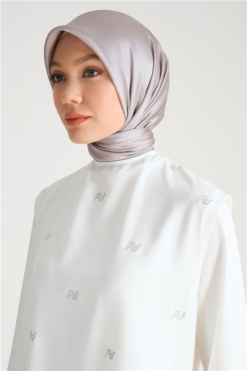 Armine Logo Yapıştırmalı Saten Bluz 24Y3512 Ekru