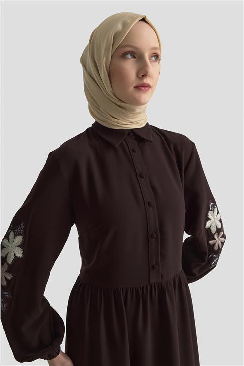 Armine Nakışlı Katlı Elbise 25KD1121 Kahverengi