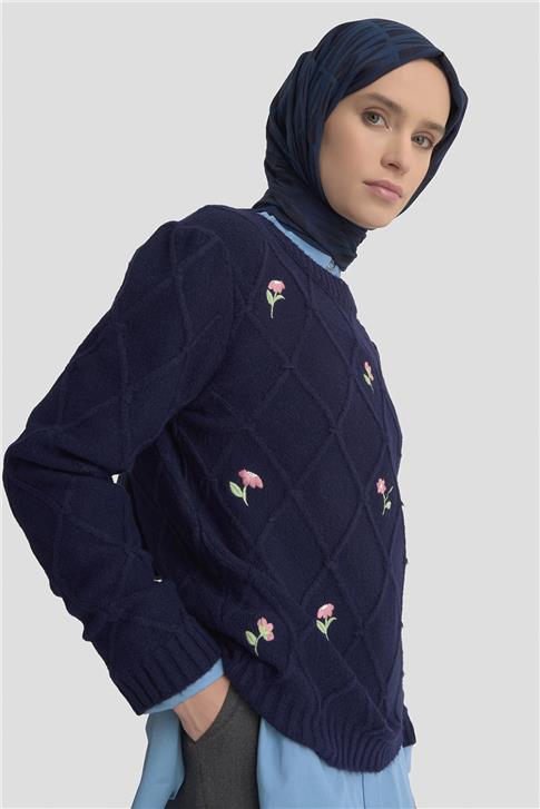 Armine Çiçek Nakışlı Kazak 25KD6014 Lacivert