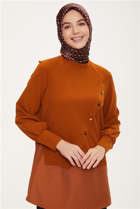 Armine Düğme Detaylı Asimetrik ve GArnili Bluz 22K3212 Badem