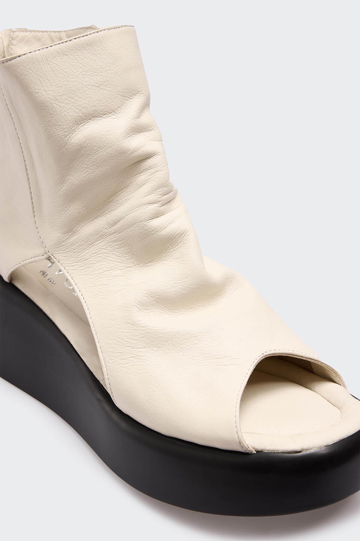 504 Bej Deri Kadın Sandalet