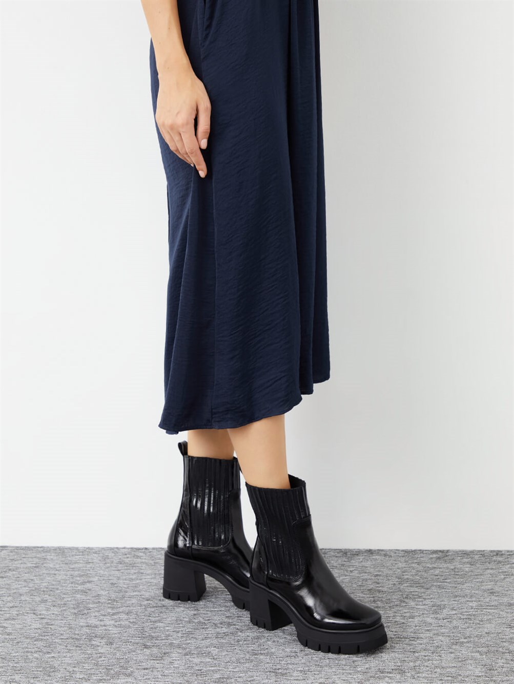 Anton Siyah Rugan Kadın Bot