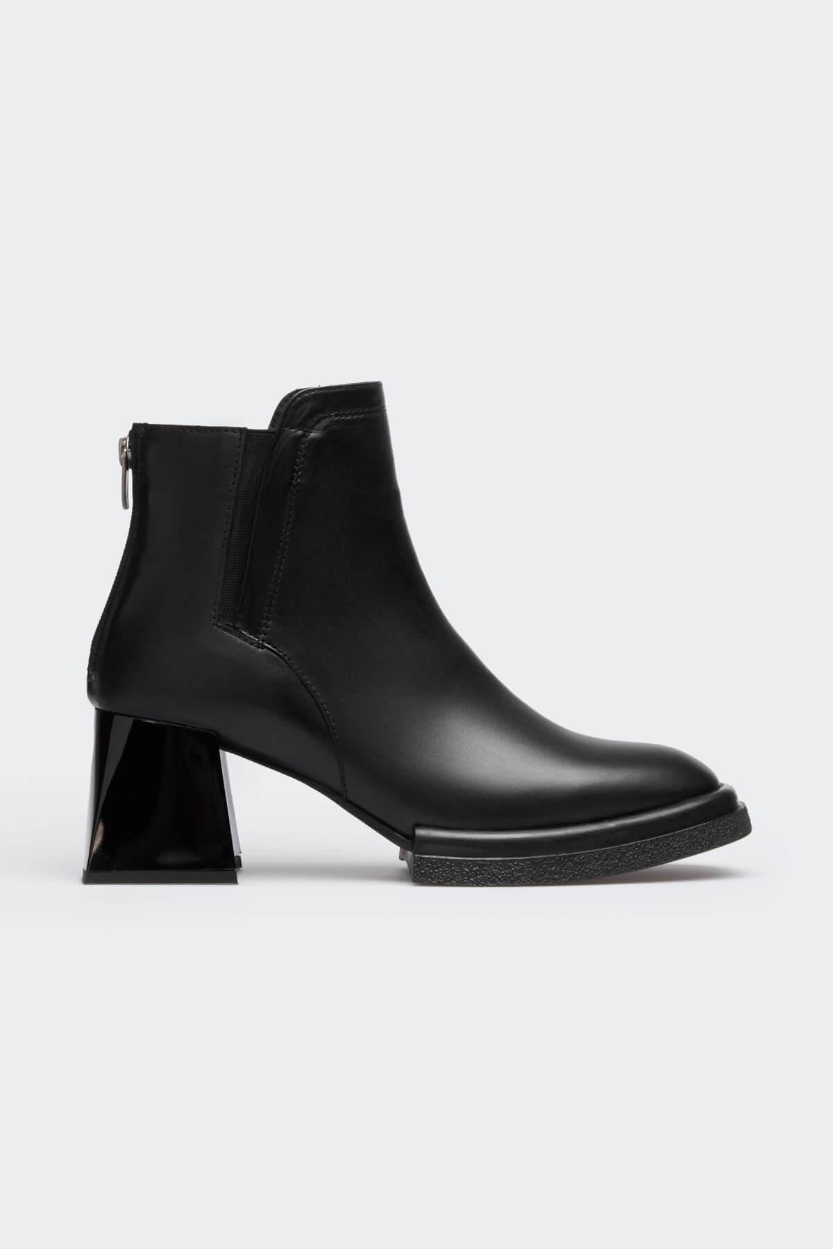 Dann Siyah Deri Kadın Bot