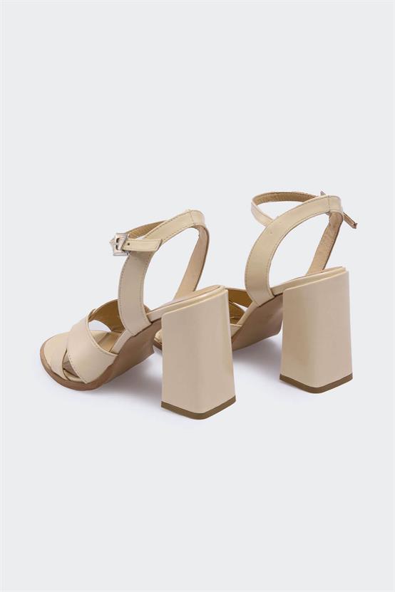 Arretti Bej Kırışık Rugan Kadın Topuklu Ayakkabı