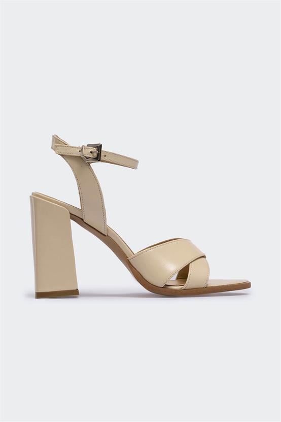 Arretti Bej Kırışık Rugan Kadın Topuklu Ayakkabı