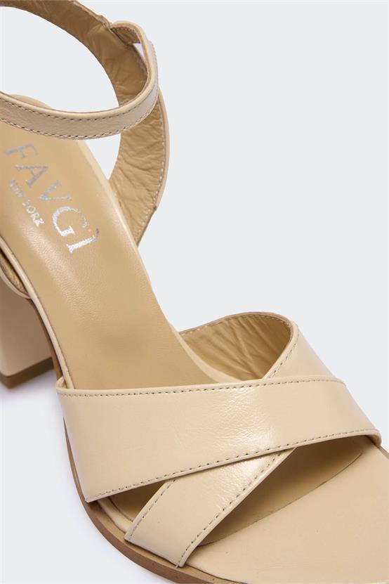 Arretti Bej Kırışık Rugan Kadın Topuklu Ayakkabı