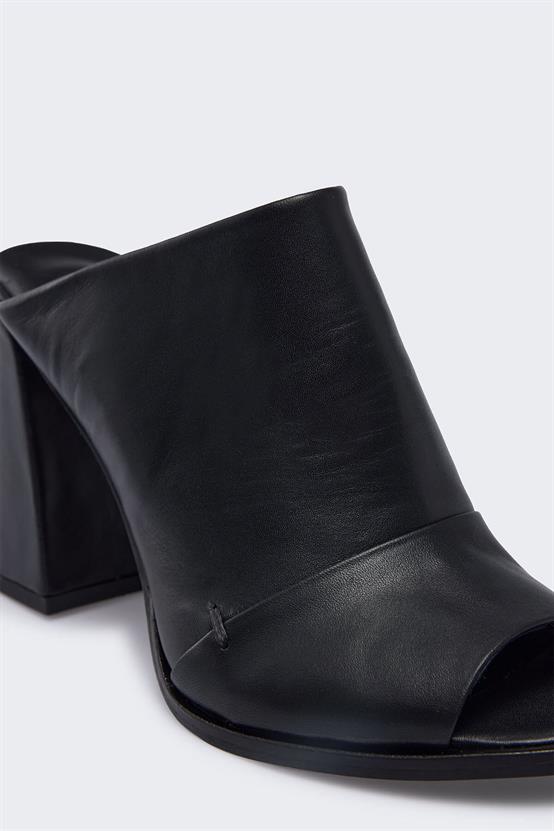 Funea Siyah Deri Kadın Terlik