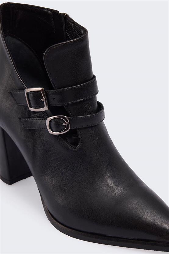 Lippte Siyah Deri Kadın Bot