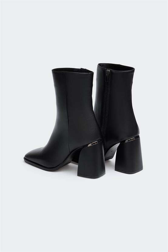 Matt Siyah Deri Kadın Bot