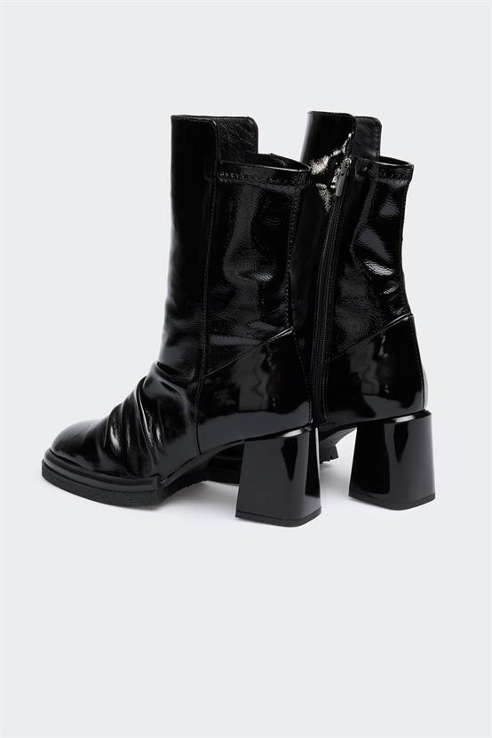 Sara Siyah Kırışık Rugan Kadın Bot