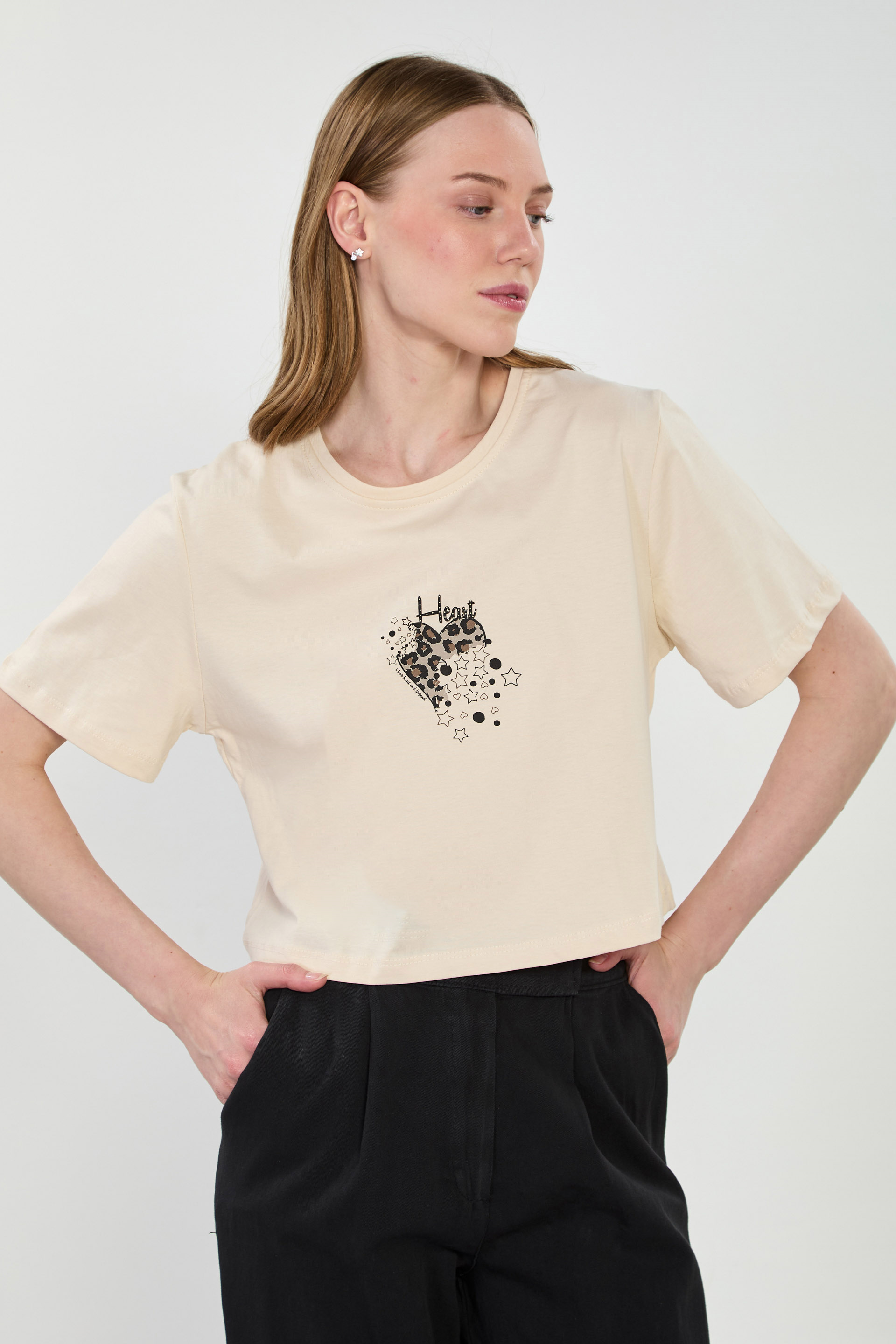 Kadın Leopar Kalp Baskılı Crop T-Shirt - BeyazKadın Leopar Kalp Baskılı Crop T-Shirt - Taş