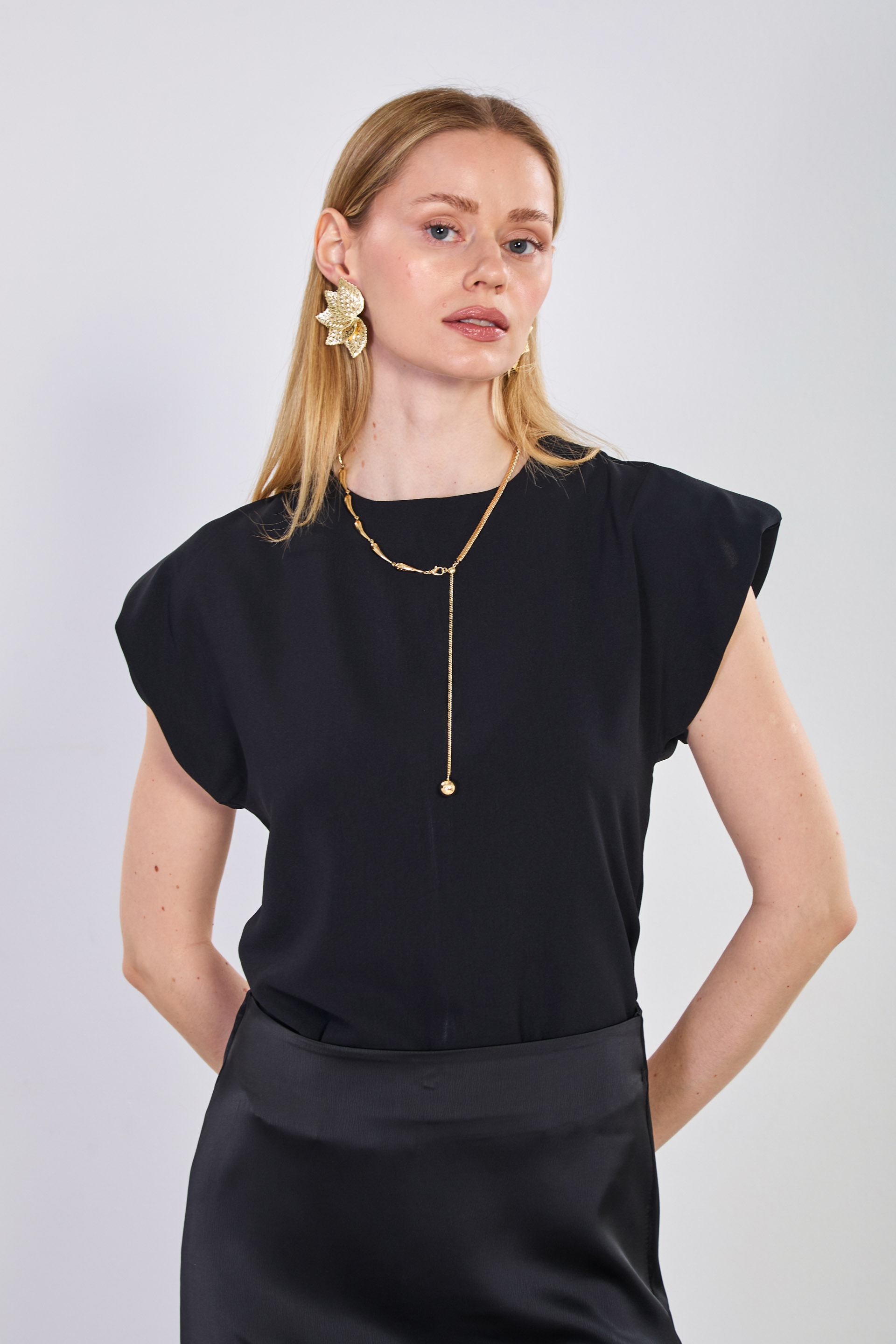 Kadın Vatkalı Kolsuz Bluz - Siyah